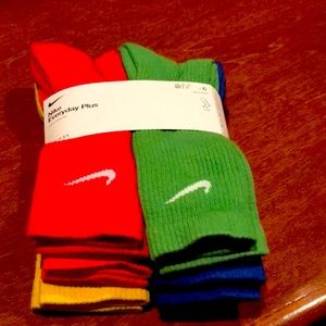 6 PAIRS OF UNISEX NIKE SOCKS